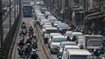 Jangan Ditiru! Pemotor Ini Terobos Busway Demi Hindari Macet