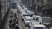 Sejumlah pengendara motor nampak menerobos jalur Bus TransJakarta di kawasan Pasar Rumput, Jakarta, demi menghindari kemacetan lalu lintas, Selasa (17/9/2019).