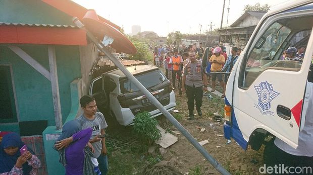 Mobil tertabrak kereta di Cilegon