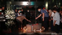 Para peserta silih berganti menaburkan bunga di makam bertuliskan RIP KPK.