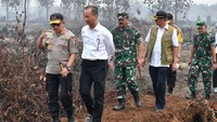 Kapolri, Panglima TNI dan Mensos turut mendampingi Jokowi. Laily Rachev/Biro Pers Sekretariat Presiden.
