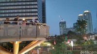 Beberapa area spot budaya yang dapat kamu lihat ketika naik tangga. Ada mini hutan pinus, ada juga area skate board.  (Tasya/detikcom)  