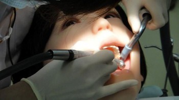 Robot Simroid. Robot ini dibuat untuk membantu calon dokter gigi yang akan melakukan praktek. Robot yang memiliki paras cantik, berambut panjang dan tinggi 160 cm ini dapat memberi reaksi suara, gerakan mata, dan tangan. Dia akan mengatakan aww ketika ada giginya yang sakit. Foto: Istimewa