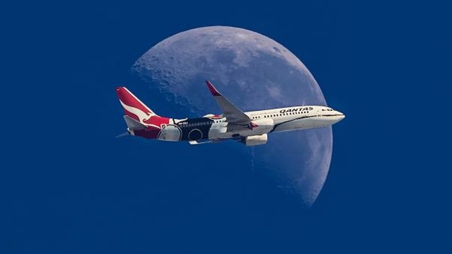 Kisah di Balik Foto Keren Pelangi di Ekor Pesawat