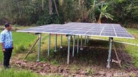 Adapun panel tenaga surya atau solar cell ada 64 panel. Dimana tiap panel menghasilkan 100 watt listrik, untuk itu total yang dihasilkan 6.400 watt. Solar cell ini dipasang di lahan persawahan, namun tidak dilengkapi dengan baterai. Oleh karena itu, solar cell ini hanya hidup saat terkena sinar matahari saja, sedangkan malam hari mati.