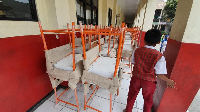 SDN Jatimulya 09 Bekasi Sudah Terima Meja, tapi Belum Bisa Digunakan SDN Jatimulya 09 Bekasi Sudah Terima Meja, tapi Belum Bisa Digunakan