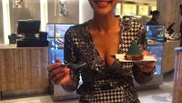 Tiga memang mengaku doyan makan. Bahkan di banyak highlight Instagram Storiesnya menunjukkan masakan buatan Tiga. Ia kreatif memadumadankan bahan makanan di Amerika dengan bumbu khas Asia. Foto: Instagram tigawat