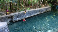 Sejumlah anak-anak nampak menghabiskan waktu dengan bermain air di Pemandian Oemau yang berada di Kota Baa, Kecamatan Lobalain, Rote Ndao, NTT.