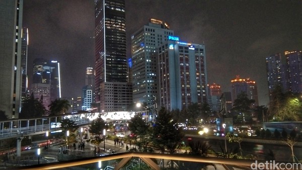 Kota Jakarta pada malam hari. Kamu bisa melihat keindahan ini jika kamu sudah sampai di tangga paling atas. (Tasya/detikcom) Kota Jakarta pada malam hari. Kamu bisa melihat keindahan ini jika kamu sudah sampai di tangga paling atas. (Tasya/detikcom)