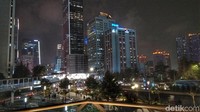 Kota Jakarta pada malam hari. Kamu bisa melihat keindahan ini jika kamu sudah sampai di tangga paling atas.  (Tasya/detikcom)