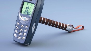 Nokia 3310 jadi palu Thor. Foto: instagram.com/philiplueck