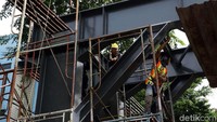 Proses pengerjaan Jembatan Penyeberangan Orang Pasar Minggu, Jakarta Selatan sudah mencapai 64 persen.