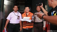 Iwa Karniwa keluar dengan mengenakan rompi tahanan KPK.