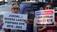 Massa ini mendukung disahkannya UU KPK.