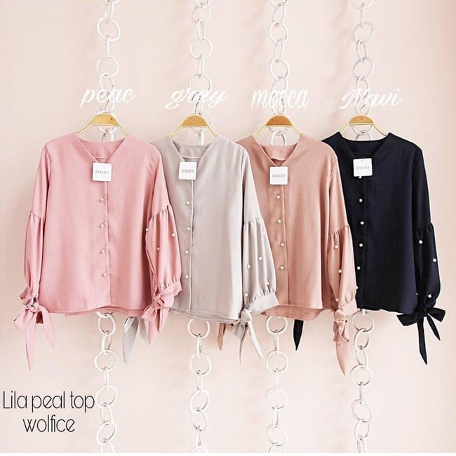 Opsi blus lain yang juga cantik untuk dipakai bekerja datang dari toko hijabbandung. Lila peal top dengan berbagai varian warna ini hadir dengan aksen mutiara dan pita di bagian lengannya. Item ini diskon dari Rp 50 ribu menjadi Rp 35 ribu. Foto: Dok. Shopee