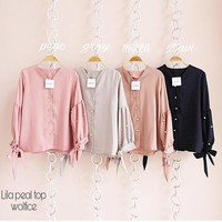 Opsi blus lain yang juga cantik untuk dipakai bekerja datang dari toko hijabbandung. Lila peal top dengan berbagai varian warna ini hadir dengan aksen mutiara dan pita di bagian lengannya. Item ini diskon dari Rp 50 ribu menjadi Rp 35 ribu. Foto: Dok. Shopee