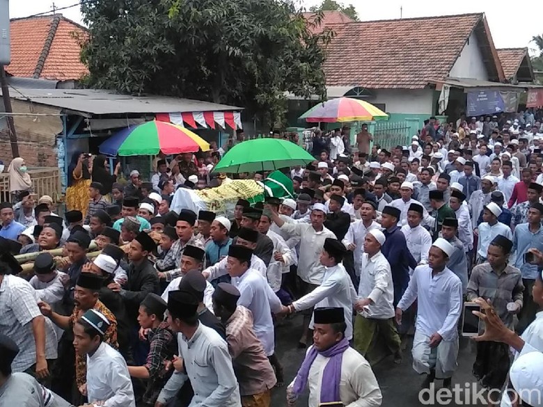 Ribuan Warga Iringi Pemakaman Fuad Amin Eks Bupati Bangkalan Ribuan Warga Iringi Pemakaman Fuad Amin Eks Bupati Bangkalan
