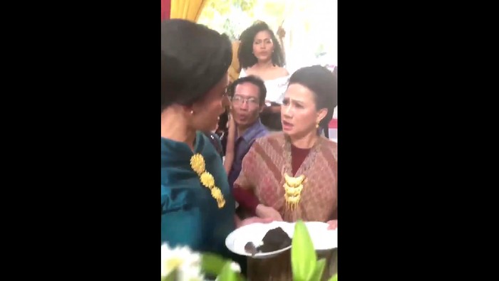 Video viral emak-emak berantem karena makanan (Twitter) Video viral emak-emak berantem karena makanan (Twitter)