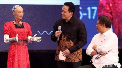 Canggih! Ini Robot Sophia yang Ngobrol Seru Bareng Menkominfo