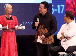 Canggih! Ini Robot Sophia yang Ngobrol Seru Bareng Menkominfo