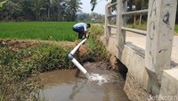 Untuk menyedot air menggunakan pipa peralon ukuran 3 dim sepanjang 400 meter. 