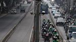 Jangan Ditiru! Pemotor Ini Terobos Busway Demi Hindari Macet