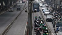 Untuk mengantisipasi terjadi pelanggaran lalu lintas tersebut dan juga untuk membuat para pengendara tertib lalu lintas, tilang elektronik di Busway pun dinilai dapat menjadi salah satu solusi. Sejumlah kameran pengawas pun nampak diletakkan di sejumlah tempat untuk melakukan pengawasan terhadap para pengendara yang masih nekat menerobos busway.