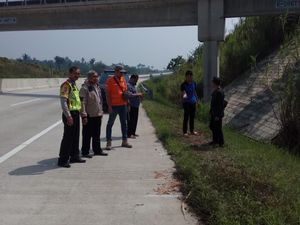 Pria Ditemukan Tewas dengan Leher Digorok di Tol Bocimi, Diduga Dibunuh