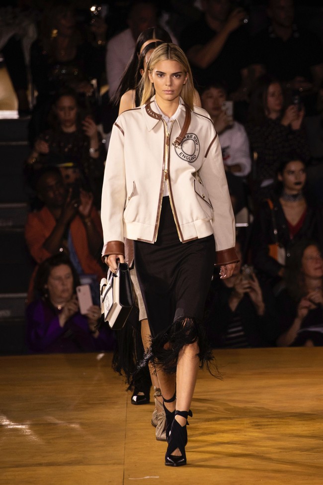 Turut menyempurnakan gaya perempuan 23 tahun itu, sebuah tote-bag mini dan pointed heels beraksen pita. (Foto: Vianney Le Caer/Invision/AP)