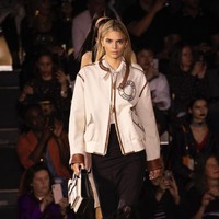 Turut menyempurnakan gaya perempuan 23 tahun itu, sebuah tote-bag mini dan pointed heels beraksen pita. (Foto: Vianney Le Caer/Invision/AP)