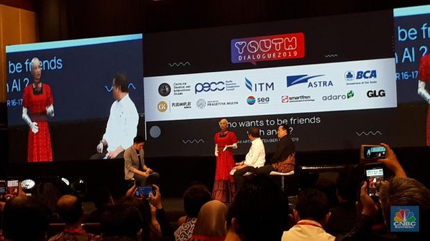 Ketika Rudiantara Ngobrol dengan Robot Sophia, Bahas Apa?