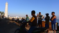 Ada pula warga yang berkumpul untuk bercengkrama dan menghabiskan waktu seusai bekerja di area sekitar Pelabuhan Rote.