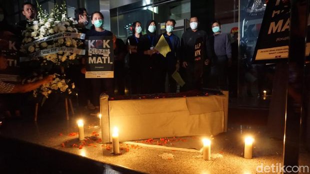 Koalisi Masyarakat Gelar Aksi Tabur Bunga Sebagai Simbol Matinya KPK