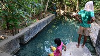 Selain jernih air di pemandian itu juga berwarna biru, sehingga keberadaan pemandian ini menjadi seperti oase yang menyejukkan kala cuaca panas terjadi di waktu kemarau.