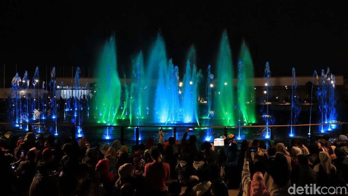 Sejak dibuka 17 Agustus lalu, ruang publik Kiara Artha Park, Kota Bandung, selalu ramai dikunjungi. Begini keseruannya saat menikmati Kiara Artha Park di malam hari.