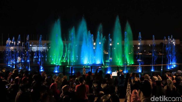 Sejak dibuka 17 Agustus lalu, ruang publik Kiara Artha Park, Kota Bandung, selalu ramai dikunjungi. Begini keseruannya saat menikmati Kiara Artha Park di malam hari.