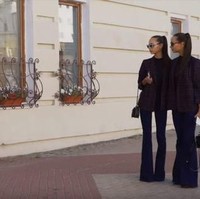  Sepasang saudara kembar kaya ini jadi kontroversi setelah berbagi video Instagram yang menunjukkan mereka memberi makan sushi kepada seorang gelandangan. Video yang sengaja dipentaskan demi popularitas itu pun dihujat. (Foto: Instagram)