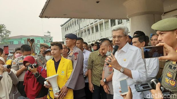 Wakil Gubernur Sumsel, Mawardi Yahya sempat menemui massa, namun mahasiswa ingin Gubernur Sumsel Herman Deru yang menerima.
