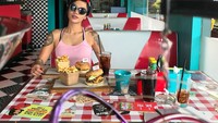 Ada burger hingga kentang goreng, Tiga sepertinya sudah siap melahap semua makanan ini. Nyamm nyamm! Foto: Instagram tigawat