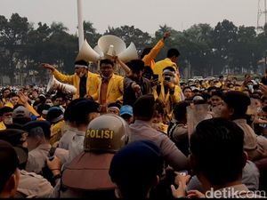 Demo Mahasiswa di Depan Kantor Gubernur Sumsel Ricuh