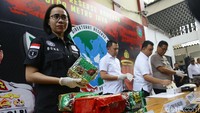 Polisi menunjukkan barang bukti yang diamankan dari para tersangka.