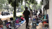 Para pencari suaka yang kembali ke Kebon Sirih itu pun membawa berbagai benda kebutuhan mereka, salah satunya tenda yang digunakan untuk beristirahat di kala malam tiba.