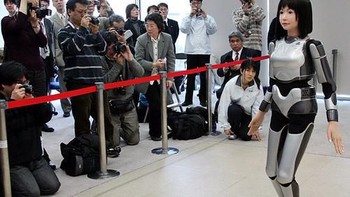 Robot HRP-4C. Tak hanya bisa berbicara menyapa orang, HRP-4C buatan para ilmuwan Jepang diprogram sedemikian rupa sehingga bisa berlenggak-lenggok di catwalk bak model manusia sungguhan. Foto: Istimewa