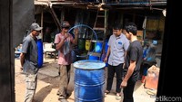 Barang-barang tersebut dikreasikan menjadi produk baru seperti gerobak sampah, tempat sampah, perabotan rumah tangga seperti kursi dan meja.