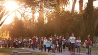 Hanya harus diingat, tak setiap saat Cinespia menggelar cara nobar di Hollywood Forever Cemetery. Lihat dulu informasi di situs resminya untuk mengetahui jadwal terbaru pemutaran filmnya (Cinespia) 