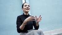 Anggia pun mempunyai pesan untuk Sahila Hisyam yang akan dilamar oleh Vicky. Pool/Palevi S/detikFoto.