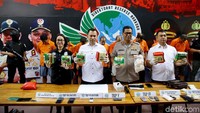Kabid Humas Polda Metro Jaya, Kombes Pol Argo Yuwono menggelar rilis pengungkapan peredaran sabu di Mapolda Metro Jaya, Selasa (17/9/2019).