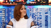 Dalam acara tersebut Maia sempat disinggung oleh Anang Hermansyah soal diundangnya Ahmad Dhani yang diundang sebagai juri tamu. Pool/Noel/detikFoto.