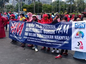 Demo Buruh di Dekat Gedung BEI, Lalu Lintas di Jalan Sudirman Padat