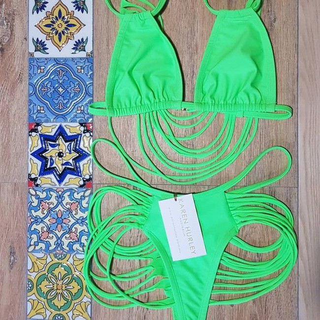 Seperti inilah desain bikini sobek yang bikin heboh tersebut. Modelnya yang di luar dugaan, membuat bikini ini dijual dengan harga yang cukup fantastis.  Foto: Instagram @karenhurleycollections